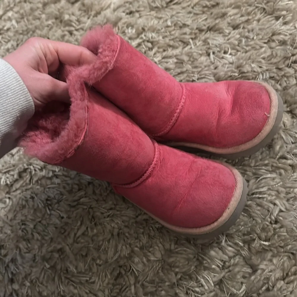 UGGS - Picture 4 of 7